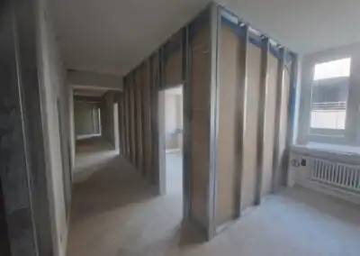 Innenausbau eines Rohbaus mit Metallständerwand und Fenster im Bauprojekt.